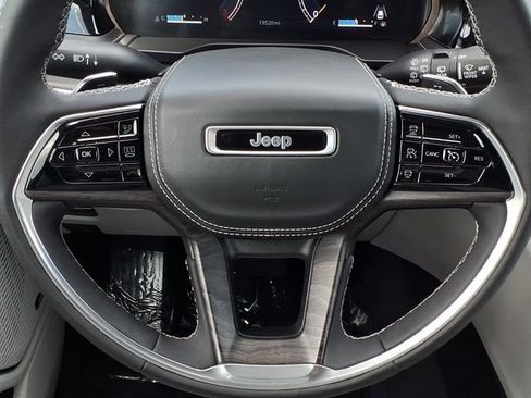Used 2023 Jeep Grand Cherokee Overland RWD image 16