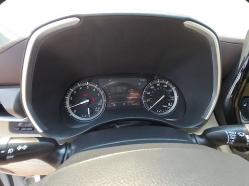 Used 2021 Toyota Highlander XLE AWD/4WD image 14