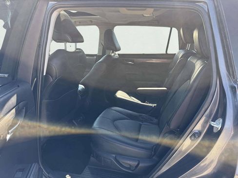 Used 2023 Toyota Highlander Limited AWD/4WD image 11