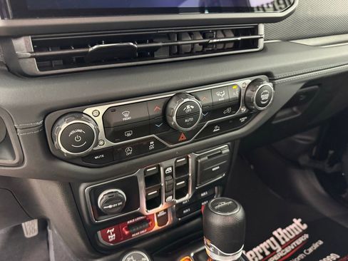 Used 2024 Jeep Gladiator Mojave image 19