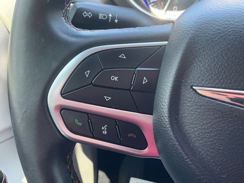 Used 2018 Chrysler Pacifica Touring-L FWD image 13