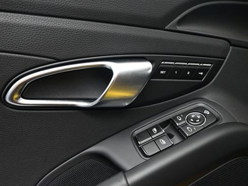 Used 2025 Porsche 718 Cayman image 16