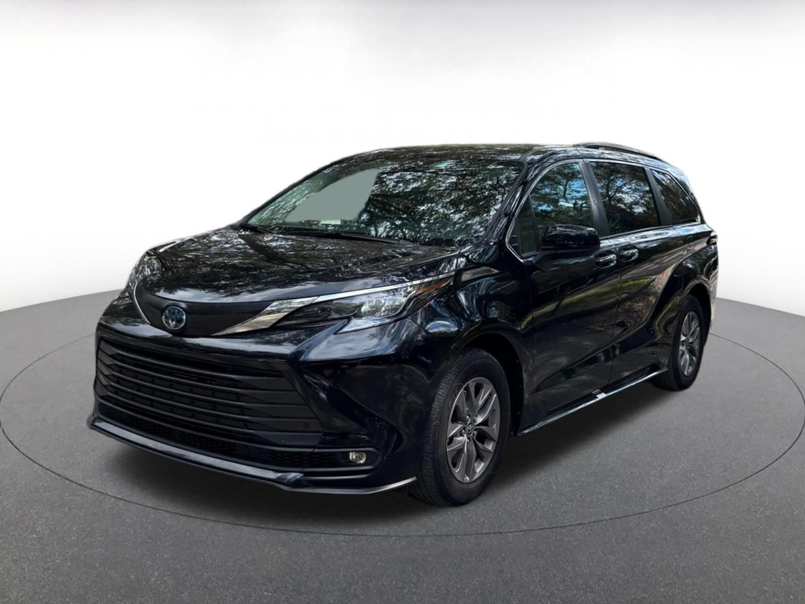Used 2025 Toyota Sienna XLE FWD image 3