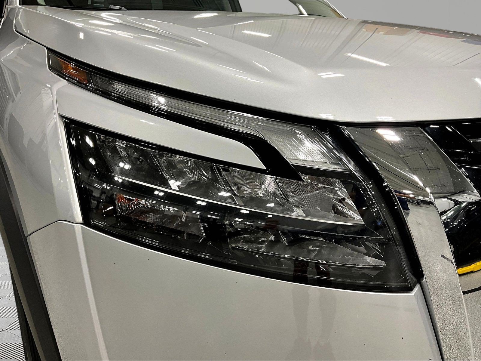 Used 2025 Nissan Pathfinder SV AWD/4WD image 32