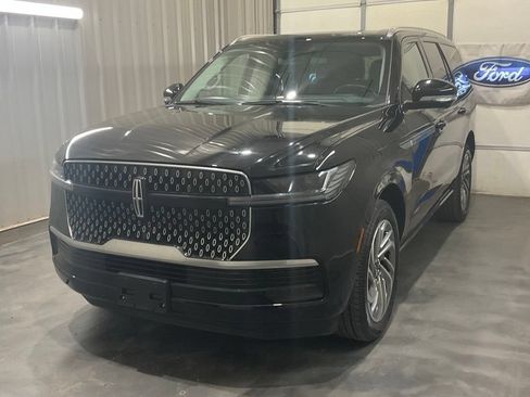 Used 2025 Lincoln Navigator Reserve AWD/4WD image 3