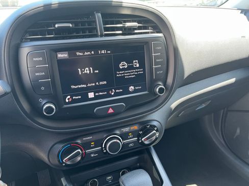 Used 2025 Kia Soul LX w/ LX Technology Package FWD image 17