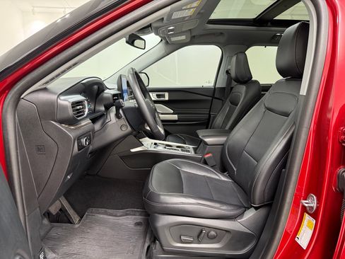 Used 2024 Ford Explorer Limited w/ Limited Technology Package RWD image 17