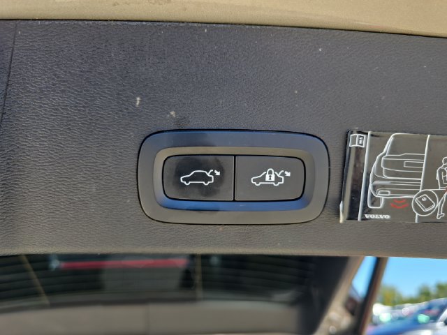 Used 2022 Volvo XC40 T5 R-Design w/ Advanced Package AWD/4WD image 16