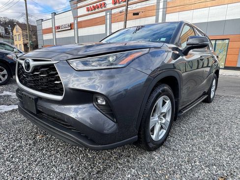 Used 2021 Toyota Highlander LE image 1