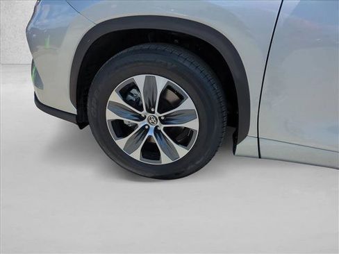 Used 2023 Toyota Highlander XLE FWD image 25