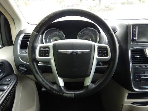 Used 2014 Chrysler Town & Country Touring FWD image 12