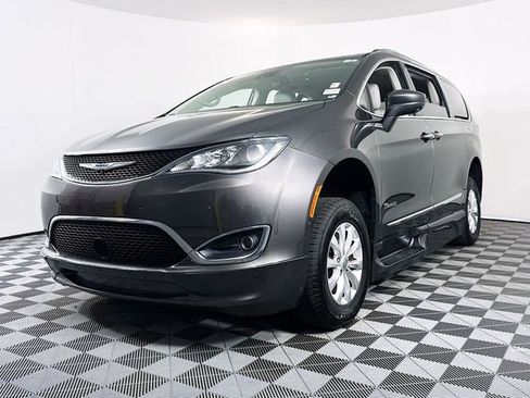 Used 2018 Chrysler Pacifica Touring-L w/ Advanced Safetytec Group image 3