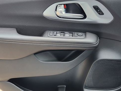 New 2026 Chrysler Pacifica Limited FWD image 18
