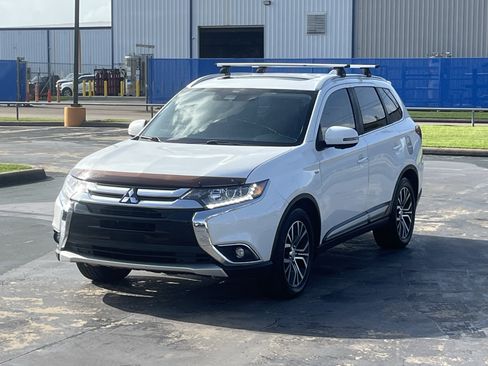 Used 2018 Mitsubishi Outlander GT AWD/4WD image 3