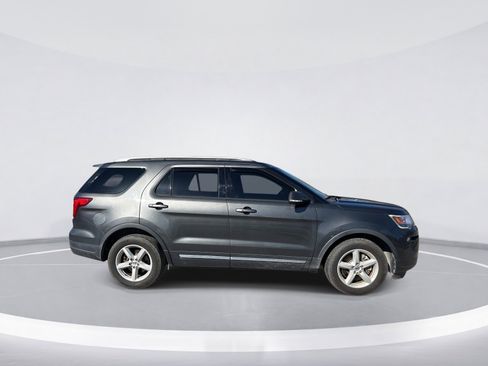 Used 2019 Ford Explorer XLT w/ Equipment Group 202A image 9