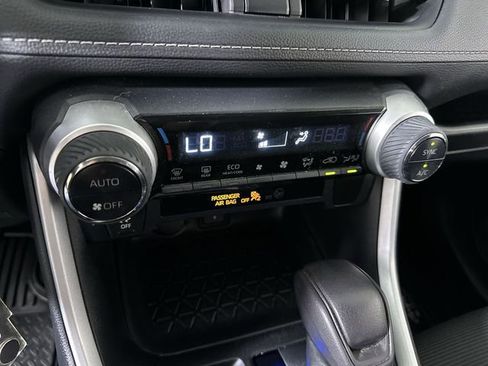 Used 2021 Toyota RAV4 LE AWD/4WD image 17
