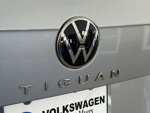 Used 2024 Volkswagen Tiguan SE AWD/4WD image 33