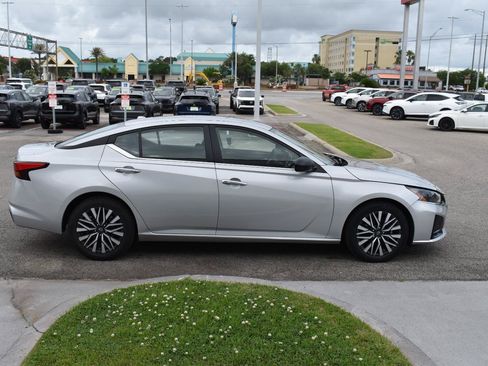 Used 2024 Nissan Altima 2.5 SV FWD image 12