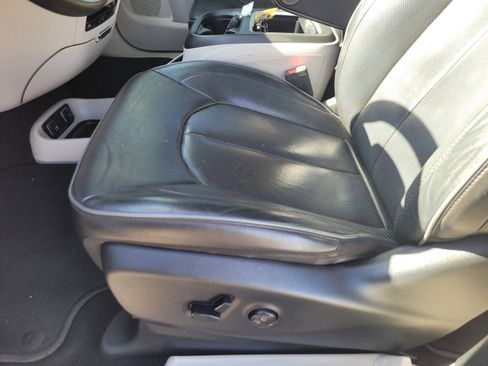 Used 2020 Chrysler Pacifica Limited w/ Advanced Safetytec Group image 17