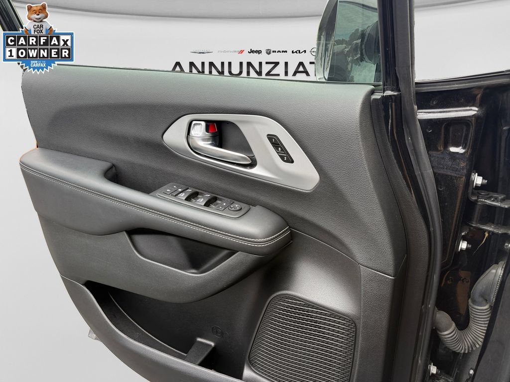 Certified 2025 Chrysler Pacifica Limited FWD image 28