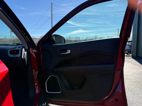 Used 2018 Jeep Compass Latitude w/ Popular Equipment Group image 14