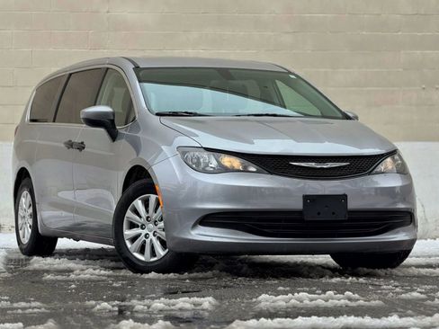 Used 2020 Chrysler Voyager L FWD image 1