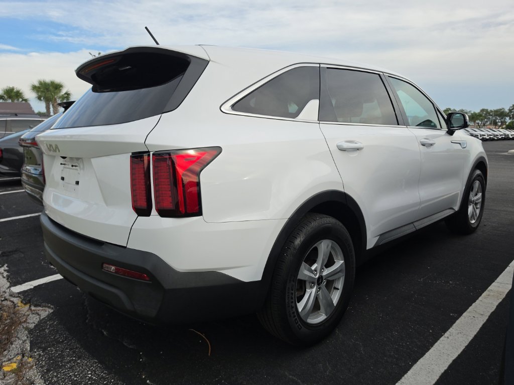 Certified 2023 Kia Sorento LX FWD image 16