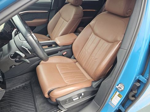 Used 2019 Audi e-tron Prestige w/ Prestige Package image 6