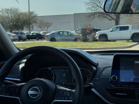 Used 2025 Nissan Altima 2.5 SV image 34