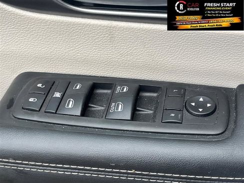 Used 2024 Chrysler Pacifica Limited FWD image 32