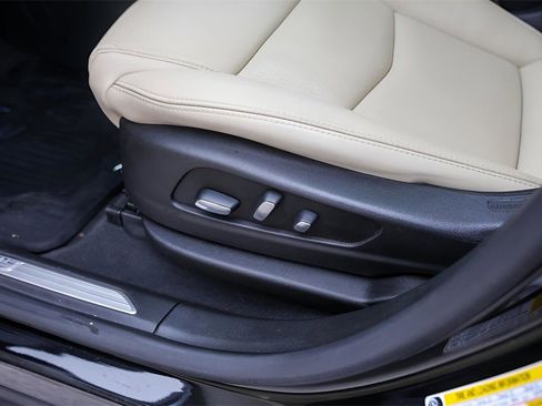 Used 2018 Cadillac XT5 Luxury w/ Driver Awareness Package image 8