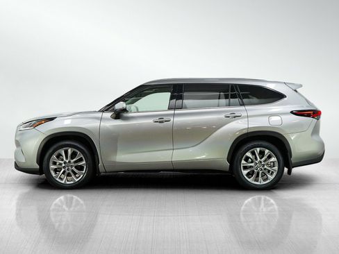Used 2024 Toyota Highlander Limited AWD/4WD image 2