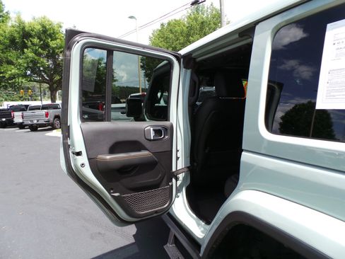 Used 2024 Jeep Wrangler Unlimited Sahara AWD/4WD image 36