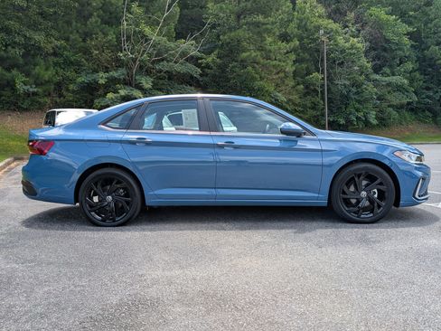 Used 2025 Volkswagen Jetta SE w/ Sunroof Package FWD image 10