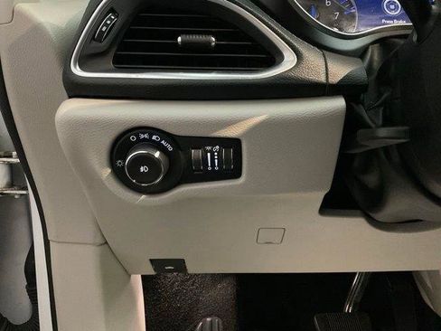Used 2020 Chrysler Pacifica Limited FWD image 13