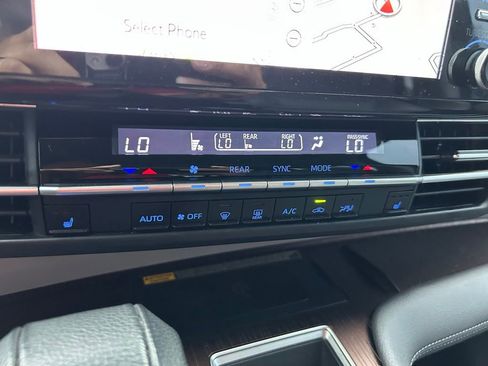 Used 2021 Toyota Sienna XLE w/ XLE Plus Package FWD image 27