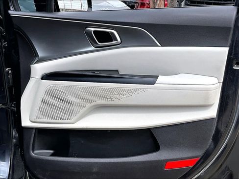 Used 2022 Kia Carnival LX image 21