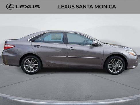 Used 2017 Toyota Camry SE FWD image 4