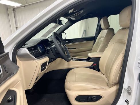 Used 2023 Jeep Grand Cherokee L Limited w/ Luxury Tech Group II image 20