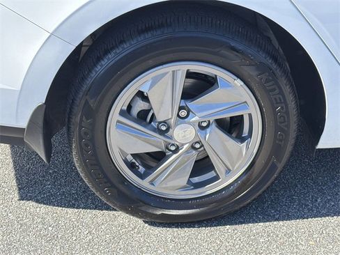 Used 2025 Hyundai Elantra SE image 17