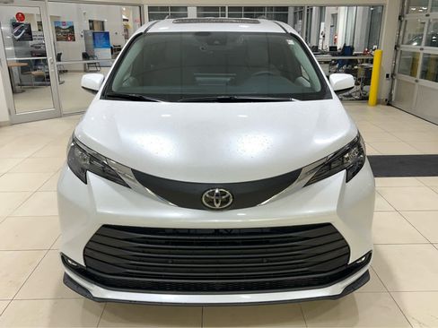 New 2026 Toyota Sienna XLE FWD image 3