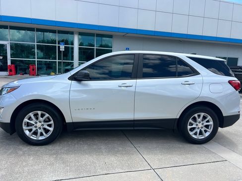 Used 2020 Chevrolet Equinox LS w/ LS Convenience Package FWD image 2