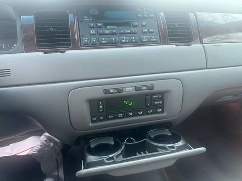 Used 1998 Lincoln Town Car Executive image 25