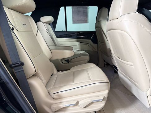 Used 2024 Cadillac Escalade Premium Luxury AWD/4WD image 24