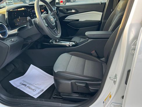 Used 2025 Chevrolet Trax LT image 19