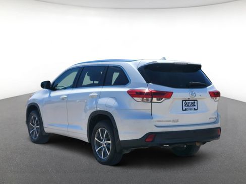 Used 2018 Toyota Highlander XLE w/ Carpet Mat Package (TMS) AWD/4WD image 4