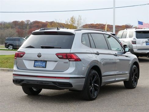 Certified 2024 Volkswagen Tiguan SE R-Line image 7
