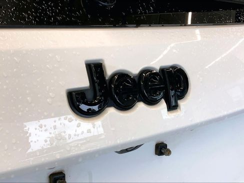Used 2018 Jeep Grand Cherokee Altitude RWD image 31