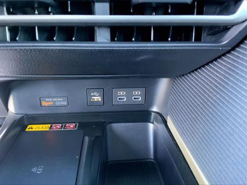 Used 2025 Toyota Camry SE image 31