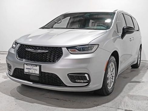 Used 2024 Chrysler Pacifica Touring-L FWD image 3